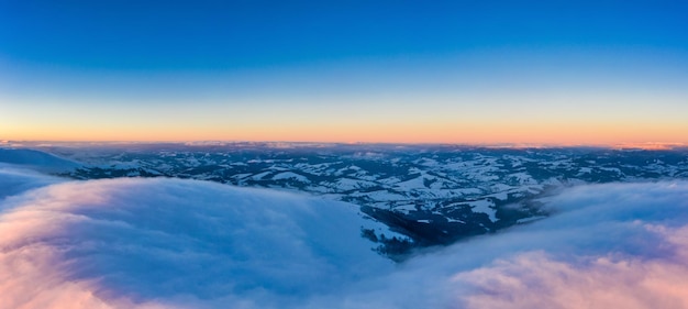 Panorama pitoresco de inverno com montanhas nevadas