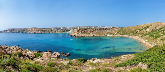 Panorama de la playa maltesa Seashore de Malta Ghajn tuffieha bay en verano