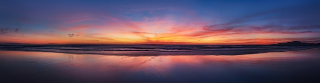 Panorama de la playa del océano al atardecer de la ciudad de España Tarifa Andalucía. Océano Atlántico olas de fondo brillante puesta de sol mágica cielo