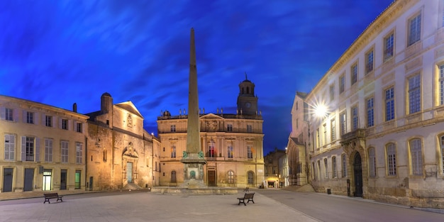 Panorama de la plaza de la república en arles provence sur de francia