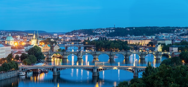 Panorama Prag in der Abenddämmerung