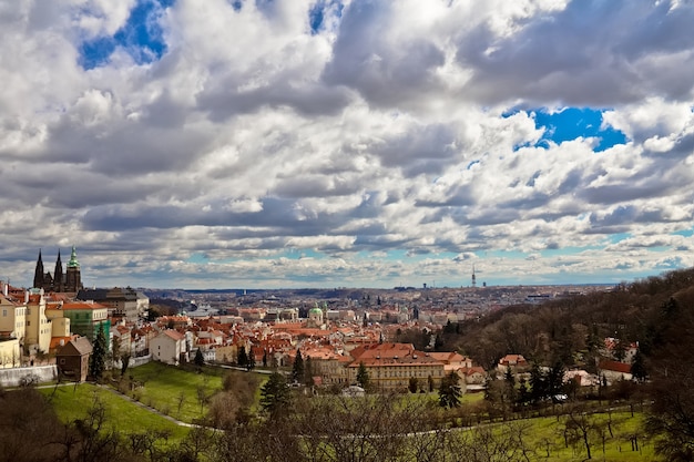 Panorama de Praga, vista desde las colinas al casco antiguo y la Catedral de San Vito, Praga, República Checa