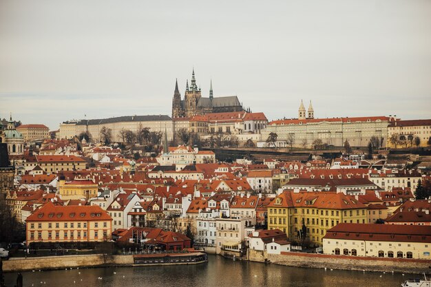 El panorama de Prazhsky Hrad en el centro de Praga.