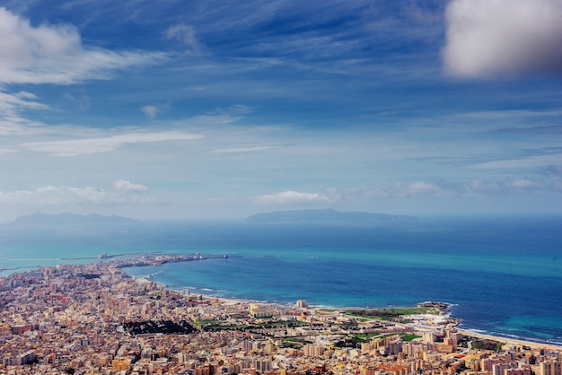 Panorama de primavera de la ciudad de la costa del mar Trapany. Sicilia, Italia, Europa