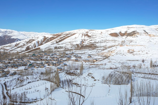 Panorama del pueblo en las montañas en invierno