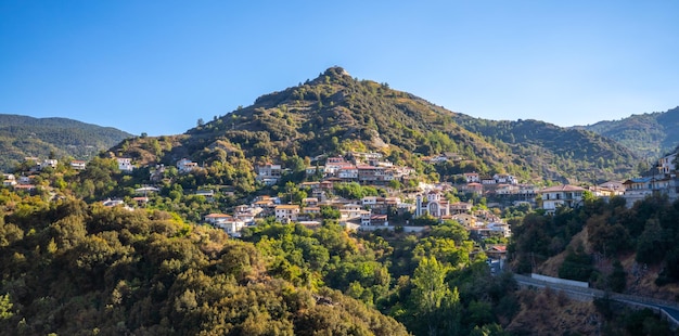 Panorama del pueblo montañoso de Kalopanaiotis en Chipre