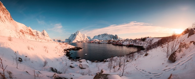 Panorama de pueblo de pescadores en el valle de nieve al amanecer