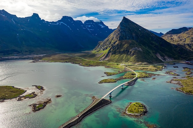 Panorama de los puentes de Fredvang. Las islas Lofoten son un archipiélago en el condado de Nordland, Noruega. Es conocido por un paisaje distintivo con montañas y picos espectaculares, mar abierto y bahías protegidas.