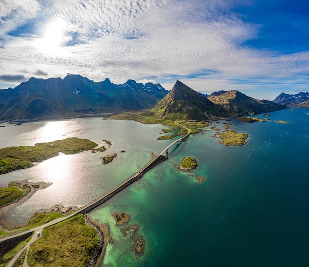 Panorama de los puentes de Fredvang. Las islas Lofoten son un archipiélago en el condado de Nordland, Noruega. Es conocido por un paisaje distintivo con montañas y picos espectaculares, mar abierto y bahías protegidas.