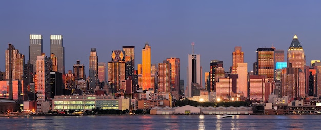 Panorama de la puesta del sol de Manhattan de Nueva York