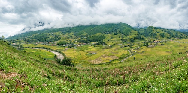 Panorama del punto de vista del pueblo de la tribu y del río en el valle en Sapa