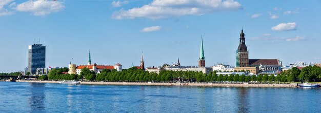 Panorama de Riga sobre el río Daugava