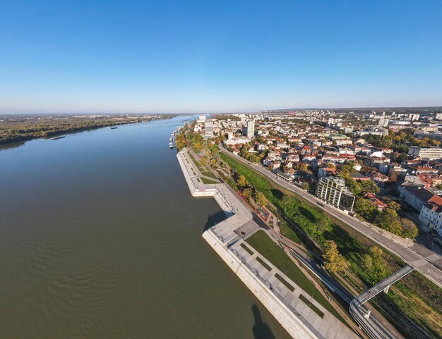 Foto panorama del río danubio y la ciudad de ruse, bulgaria