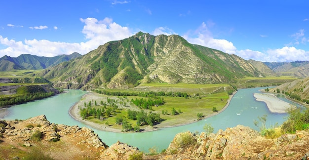 Panorama del río esmeralda entre las montañas rocosas bajo el cielo azul Siberia Rusia