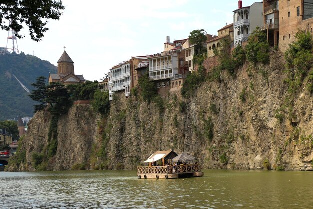 Panorama del río Kura de Tbilisi en Georgia
