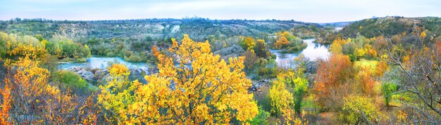 Panorama del río de montaña con bancos altos