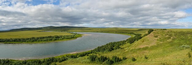 Panorama del río del norte en la tundra