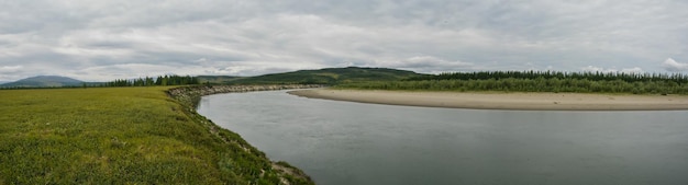 Panorama del río del norte en la tundra