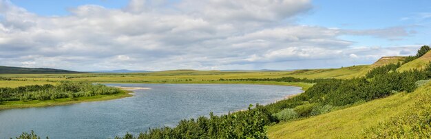 Panorama del río del norte en la tundra