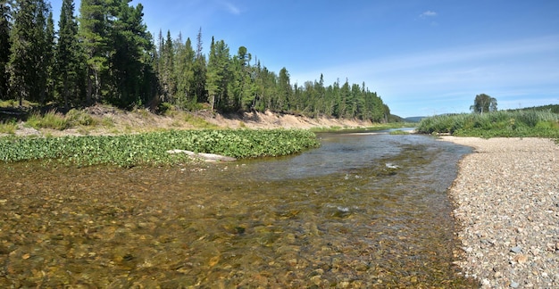 Panorama del río en el Parque Nacional Yugyd VA