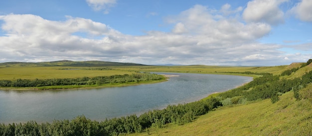 Panorama del río en el parque natural de Taimyr