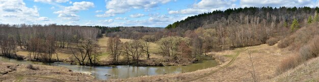 Panorama del río primavera