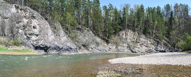 Panorama del río primaveral en los Urales del Sur