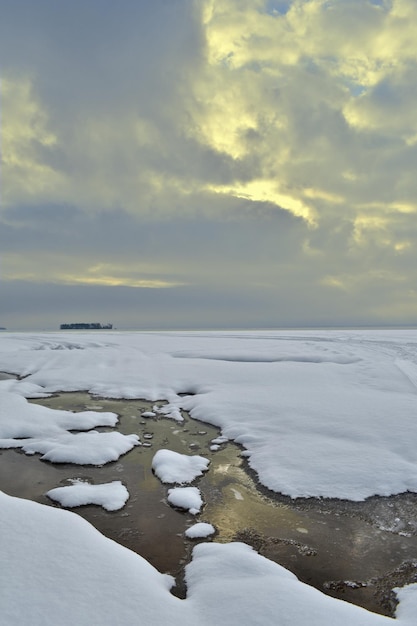 Panorama del río Volga en invierno