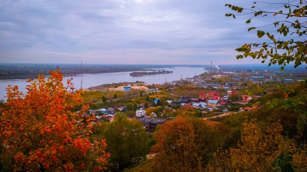 Panorama del río Volga en otoño