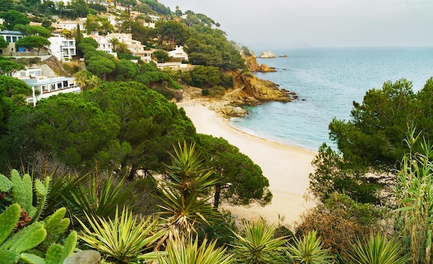 Panorama de las rocas en la costa de Lloret de Mar en la hermosa Costa Brava escarpada al norte de Barcelona Cataluña España Copia espacio papel tapiz Nostálgico temperamental naturaleza