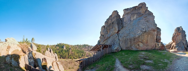 Panorama de las rocas de Urych - en el lugar de la fortaleza histórica de Tustanj en las montañas de los Cárpatos (región de Lviv, Ucrania). Imagen de puntada de cinco disparos.