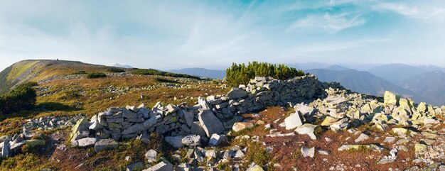 Panorama rochoso da montanha Gorgany região das montanhas dos Cárpatos Ucrânia
