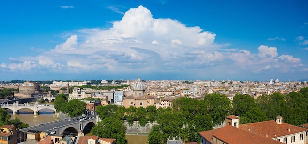 Panorama de Roma en un brillante día de verano