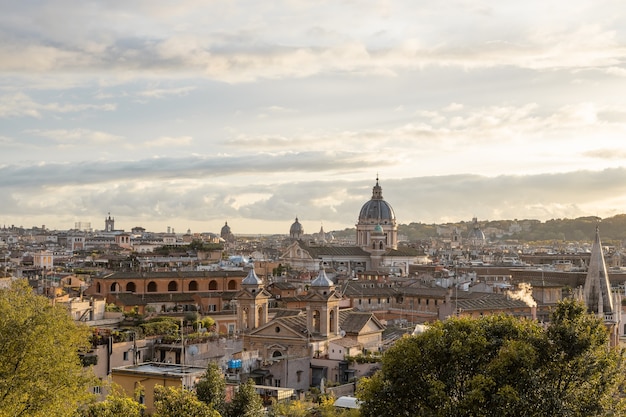 Foto panorama de la roma desde el parque público pincian hill jardines de villa borghese italia