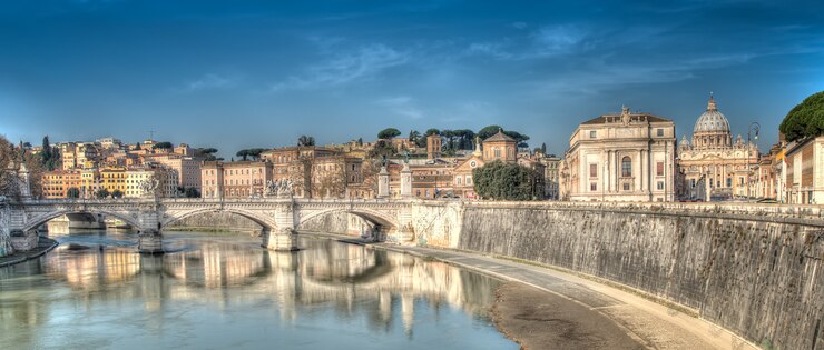 Panorama de Roma, puente sobre el río Tíber a la basílica de San Pedro