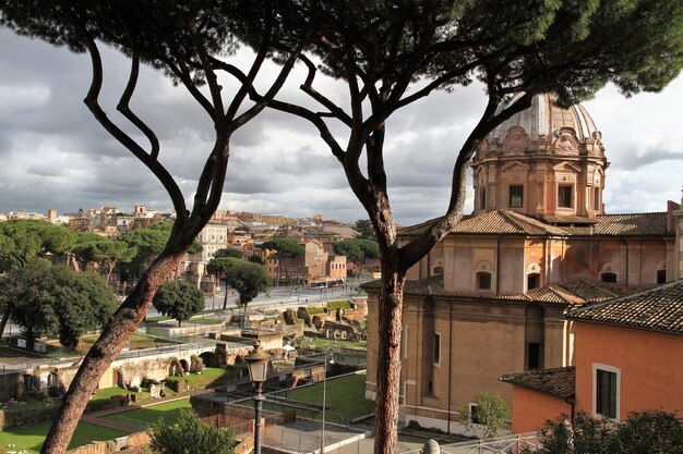 Panorama de Roma en la vía dei fori imperiali iglesia de santi luca e martina a la derecha