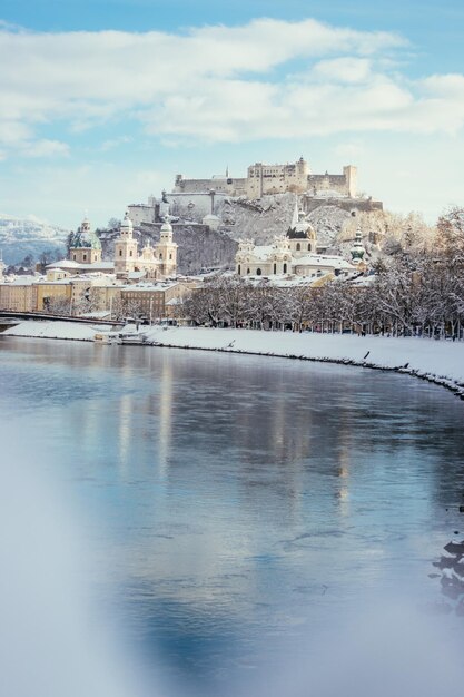 Panorama de Salzburgo en invierno Centro histórico cubierto de nieve sol