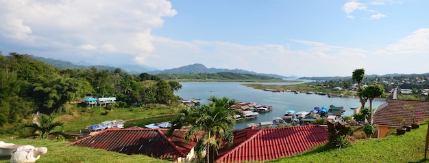 Panorama Samprasob River y Raft House cerca del puente de madera Saphan Mon en Sangkhlaburi en Kanchanaburi Tailandia