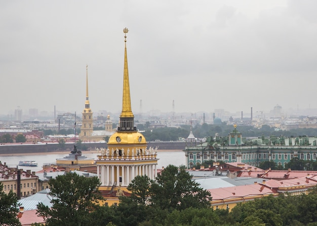 Panorama de San Petersburgo con calles y canales de arquitectura de edificios históricos