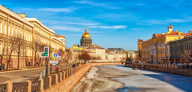 Panorama de San Petersburgo Rusia desde el lado del puente Potseluev en el río Moika y la calle Bolshaya Morskaya y el terraplén Moika