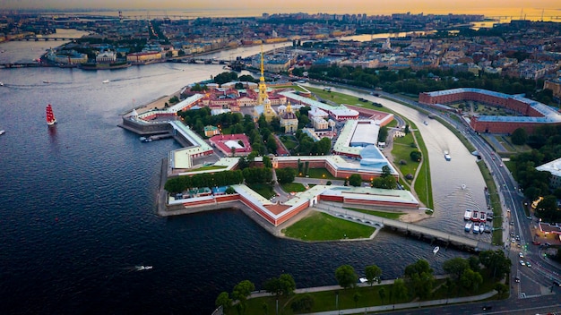 Foto panorama de san petersburgo vista de la fortaleza de pedro y pablo san petersburgo desde el aire san petersburgo rusia