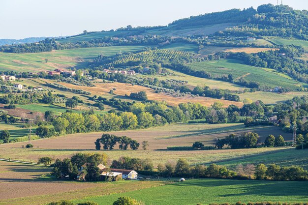 Panorama schöne ländliche Landschaft mit toskanischen grünen Feldern und Wiesen