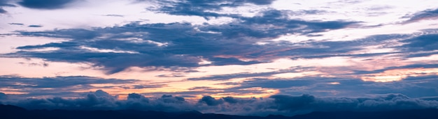 Foto panorama schöner zwielichthimmel während des sonnenuntergangs