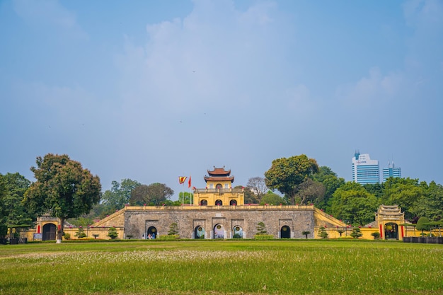 Panorama Sector central de la ciudadela imperial de Thang Longel complejo cultural que comprende el recinto real construido por primera vez durante la dinastía Ly Un sitio del Patrimonio Mundial de la UNESCO en Hanoi Puerta Doan Mon