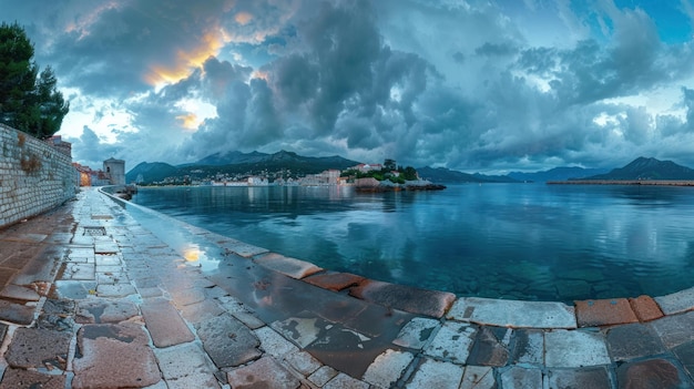 Foto panorama del sendero costero en la costa adriática de budva y el casco antiguo de montenegro