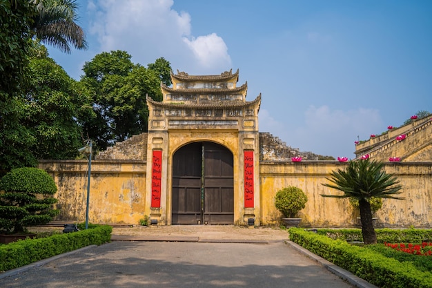 Panorama Setor central da Cidadela Imperial de Thang Long, o complexo cultural que compreende o recinto real construído pela primeira vez durante a Dinastia Ly Um Patrimônio Mundial da UNESCO em Hanói Doan Mon gate