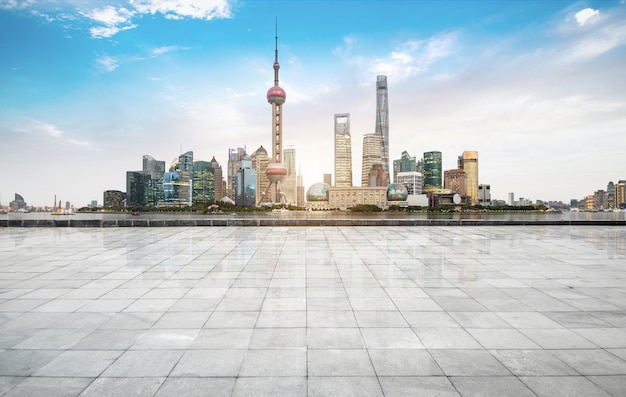 Panorama-Skyline und Gebäude mit leerem Betonquadratboden, Shanghai, China