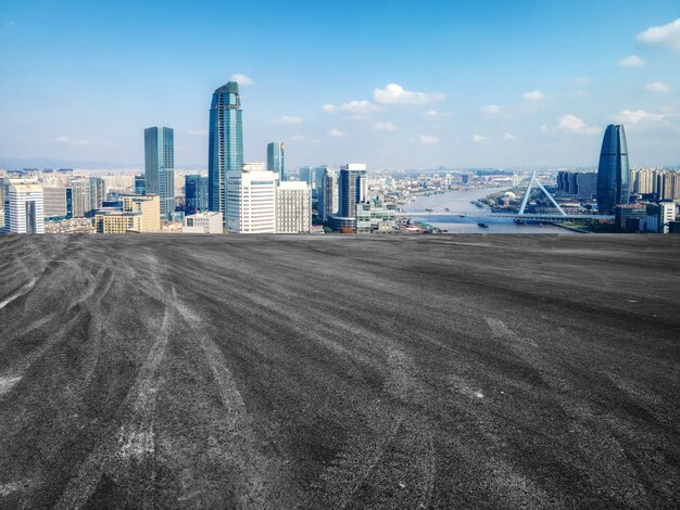 Panorama-Skyline und leere Asphaltstraße mit modernen Gebäuden