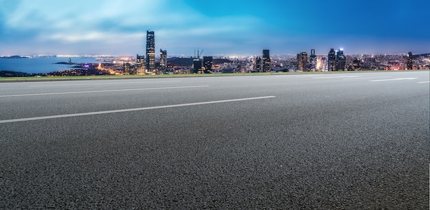 Panorama-Skyline und leere Asphaltstraße mit modernen Gebäuden