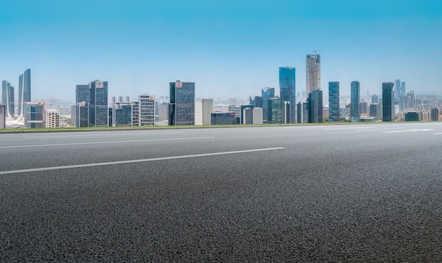 Panorama-Skyline und leere Asphaltstraße mit modernen Gebäuden